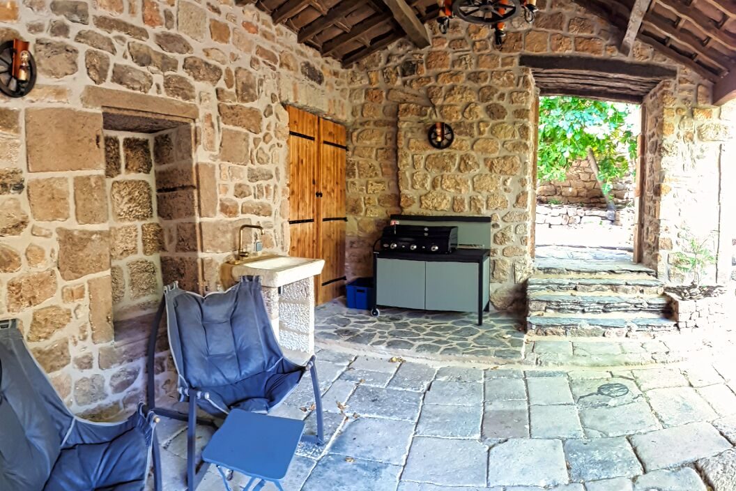 Terrasse avec plancha et barbecue